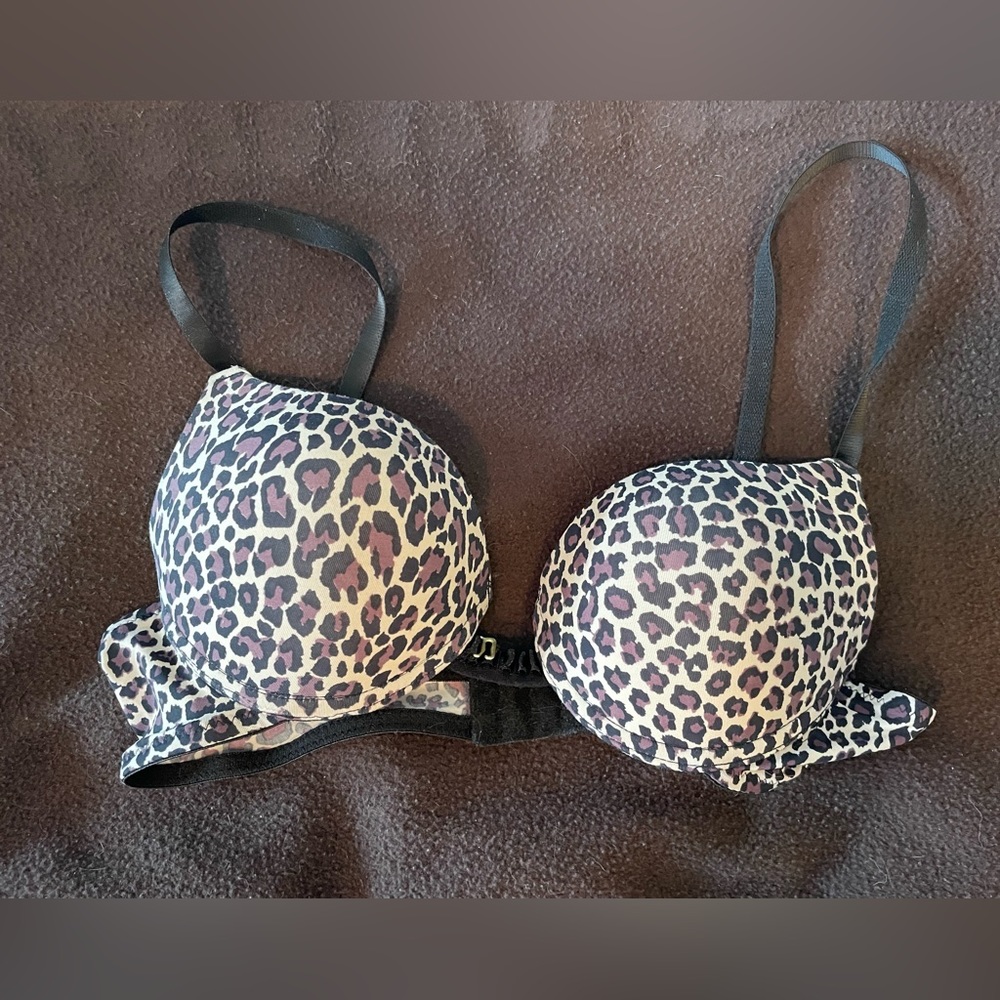 34B Padded Bra with adjustable cleavage feature